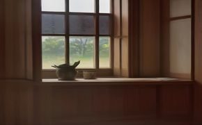 手机屏幕上播放的少妇的诱惑短剧画面，暖色调室内场景，画面紧凑，展示短剧类内容形态